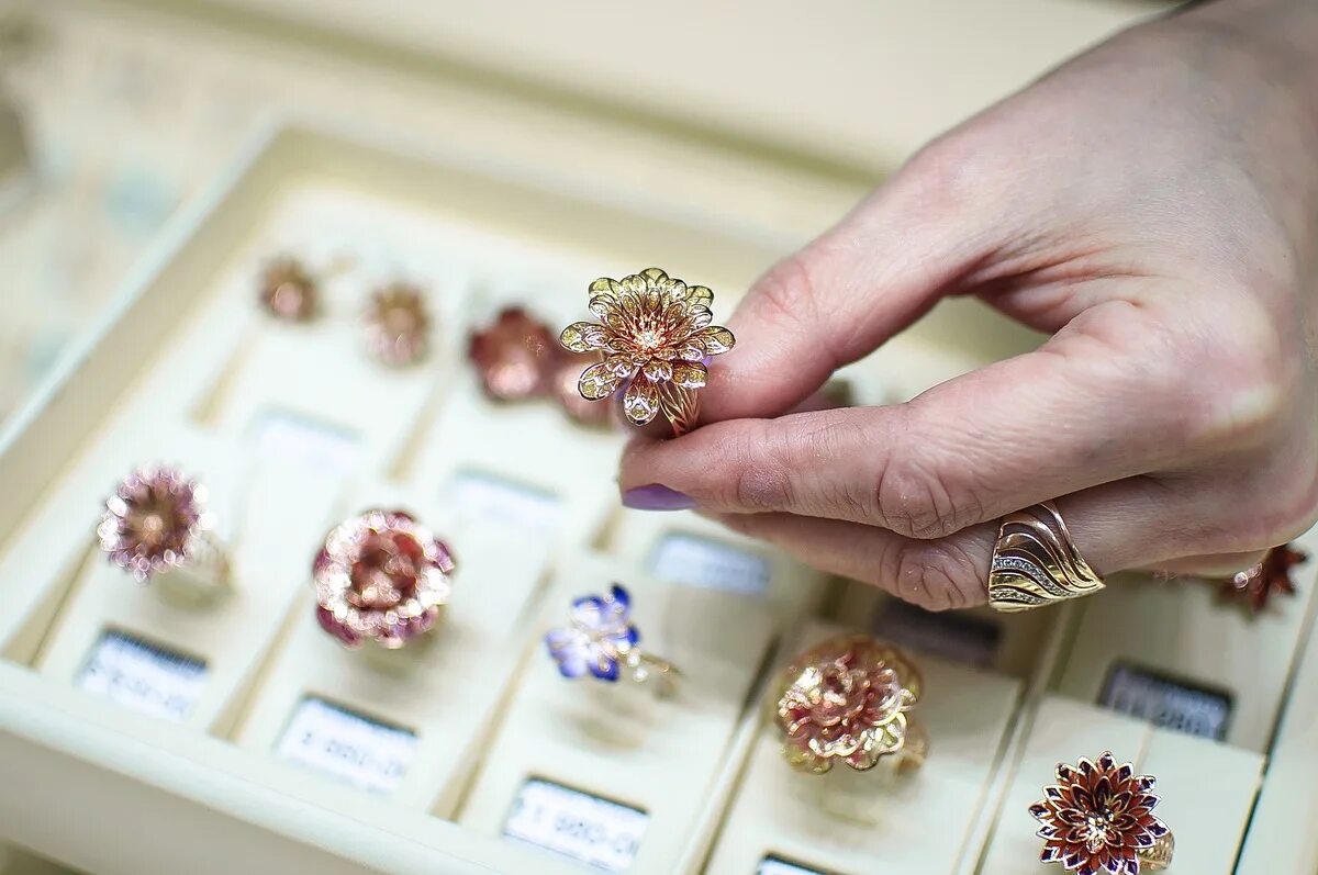 Ювелирный завод топаз кострома. Костромская ювелир фабрика. Сибювелир 2021. Сайт ювелиров кострома. Костромской ювелирный завод эмблема.