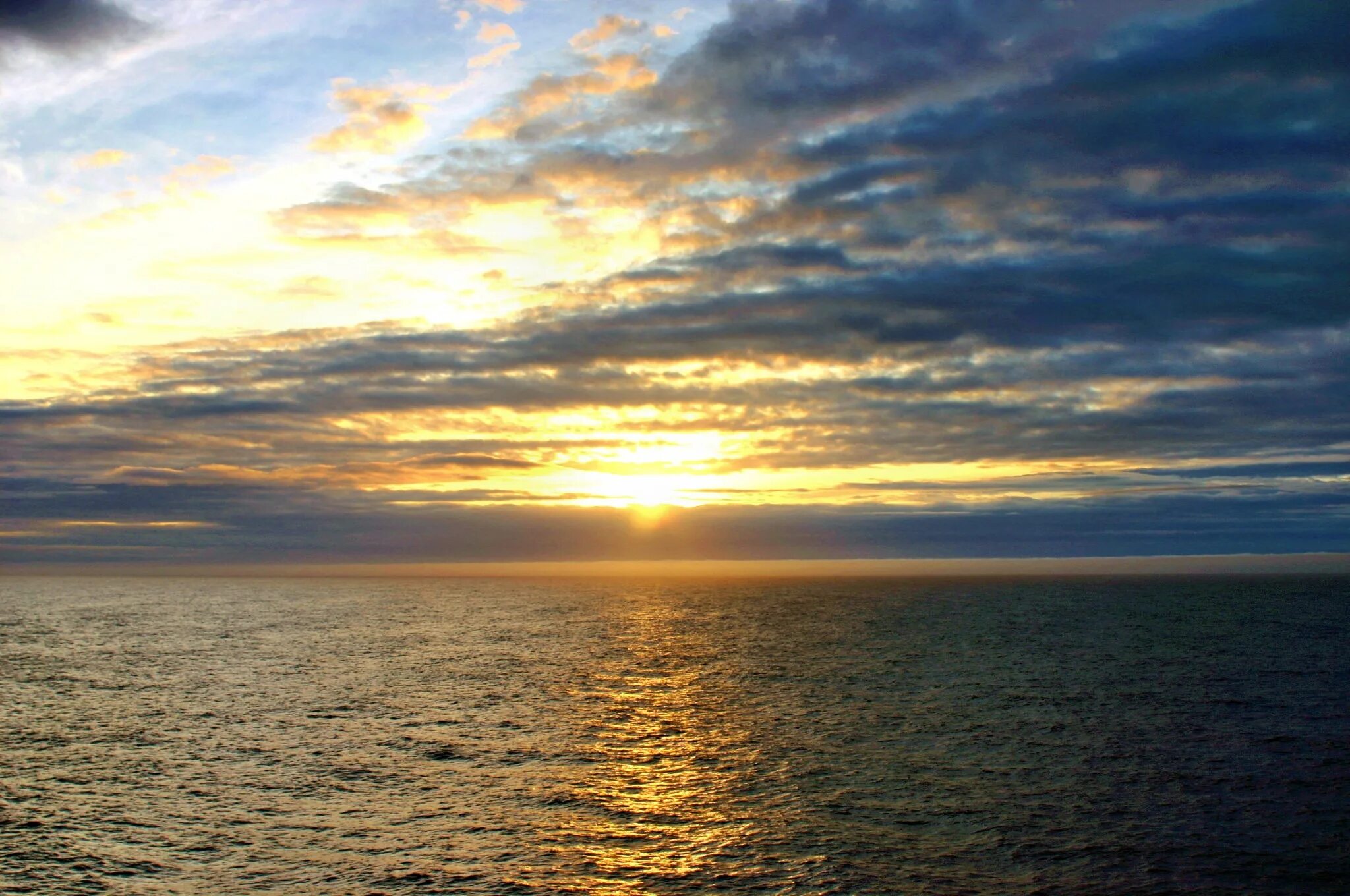 Изгиб океана. Море Горизонт. Океан Горизонт. Море Горизонт фото. Горизонт небо облака закат вода.