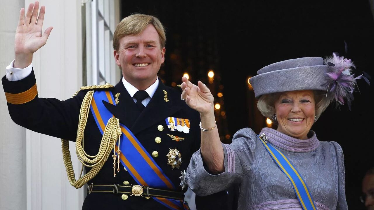 орден подвязки филипп виллем александр. нидерланды семья монархов. виллем-александр коронация. виллем-александр монарх. король нидерландов виллем александр и его королева.