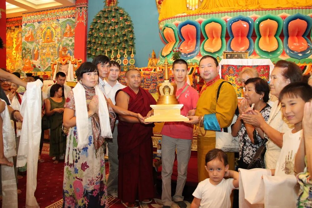 фестиваль буддистов в калмыкии. буддийские храмы далай лама. праздники буддизма. праздник буддистов сегодня. монлам ченмо.