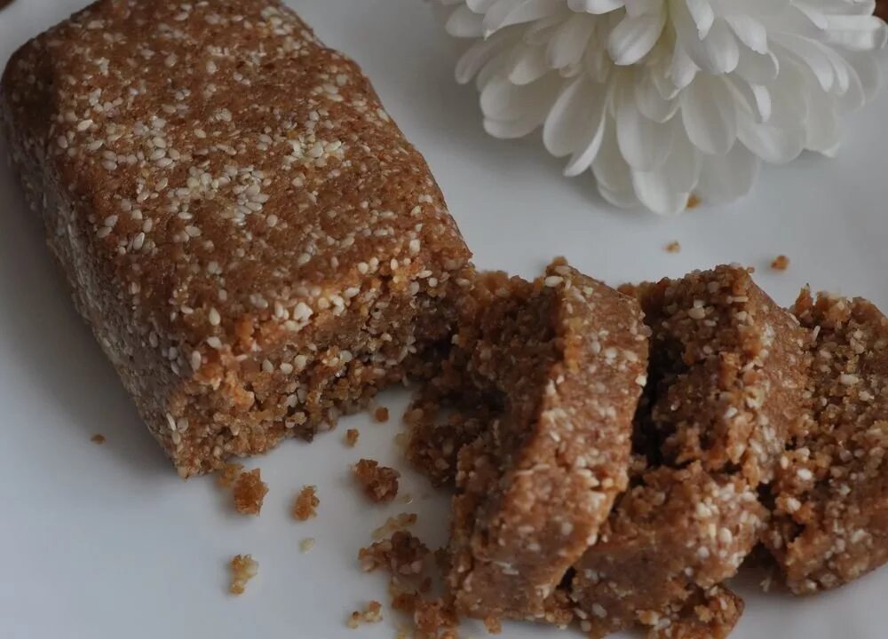 Халва из семечек подсолнуха. Халва кунжутно арахисовая. халва из кунжута. «халва с кунжутом». домашняя кунжутная халва.