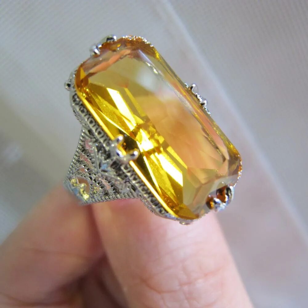 Topaz камень gemstone. Камень желтого цвета. Винно желтый топаз. Медовый топаз. Желтый сапфир.