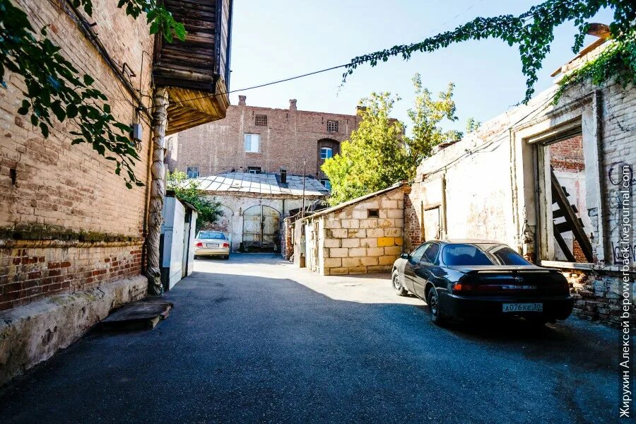коломна дворы санкт-петербурга. летний двор в городе. во дворе. арка во двор. дворы россии.