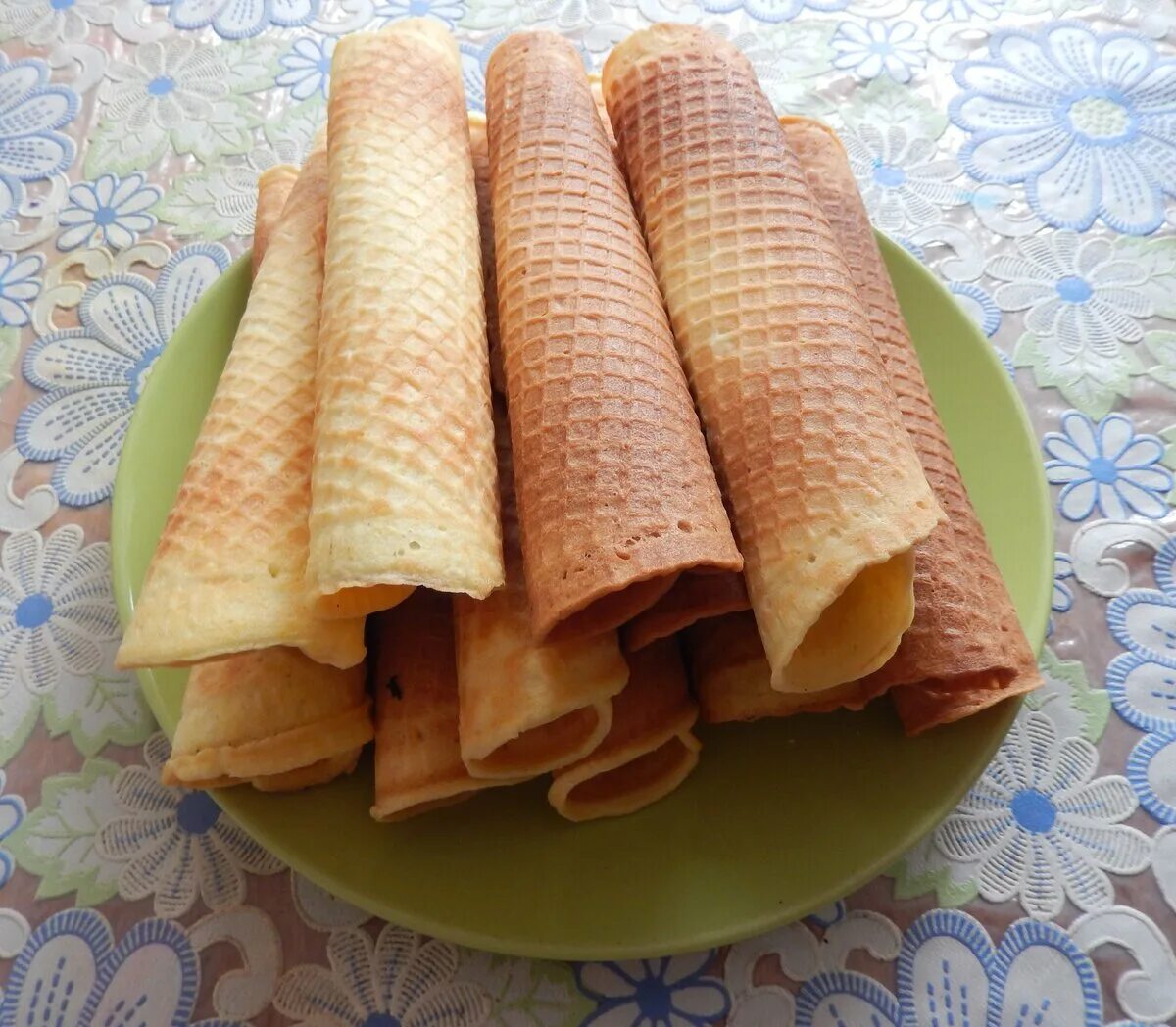 Вафли домашние. Вафли домашние хрустящие. Домашние вафли в вафельнице. Вафли домашние хрустящие. Вафельные трубочки.