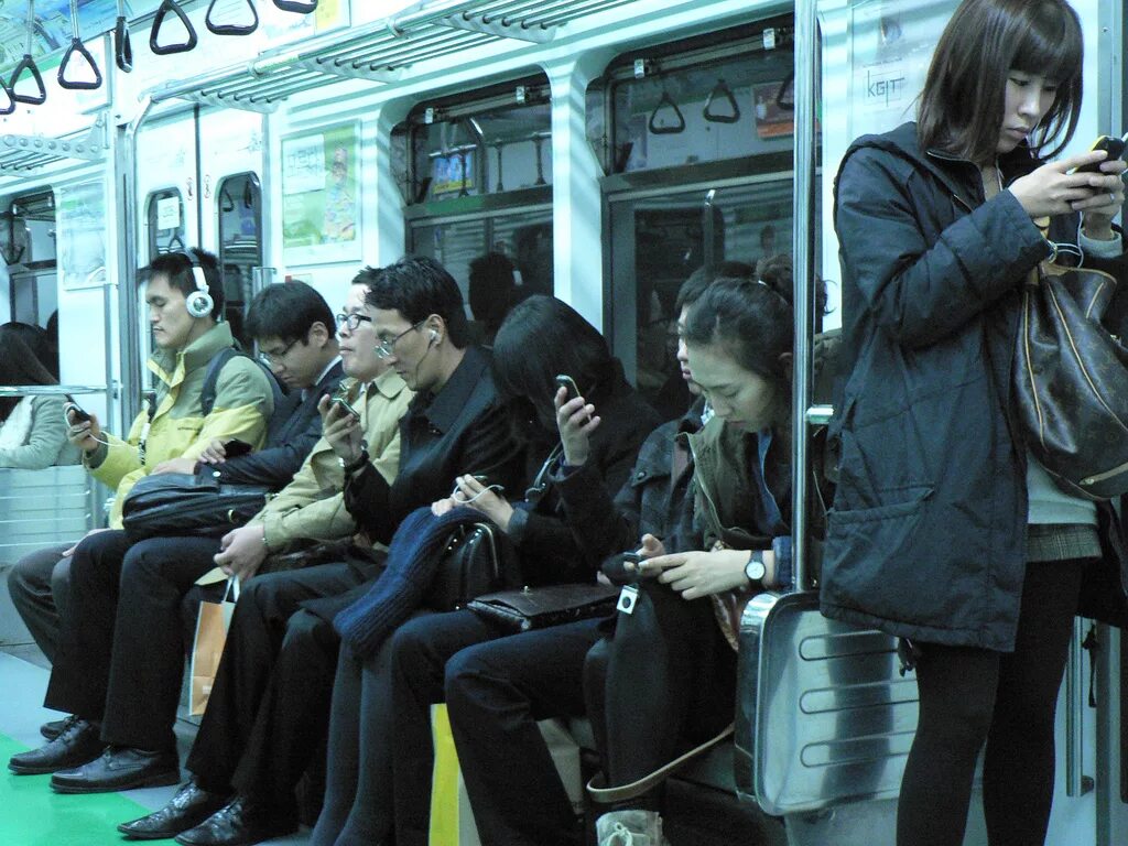 Кореянку в транспорте. Корейцы в метро. Корейские девушки эстетика. Кореянку в транспорте. Люди уткнулись в смартфоны.
