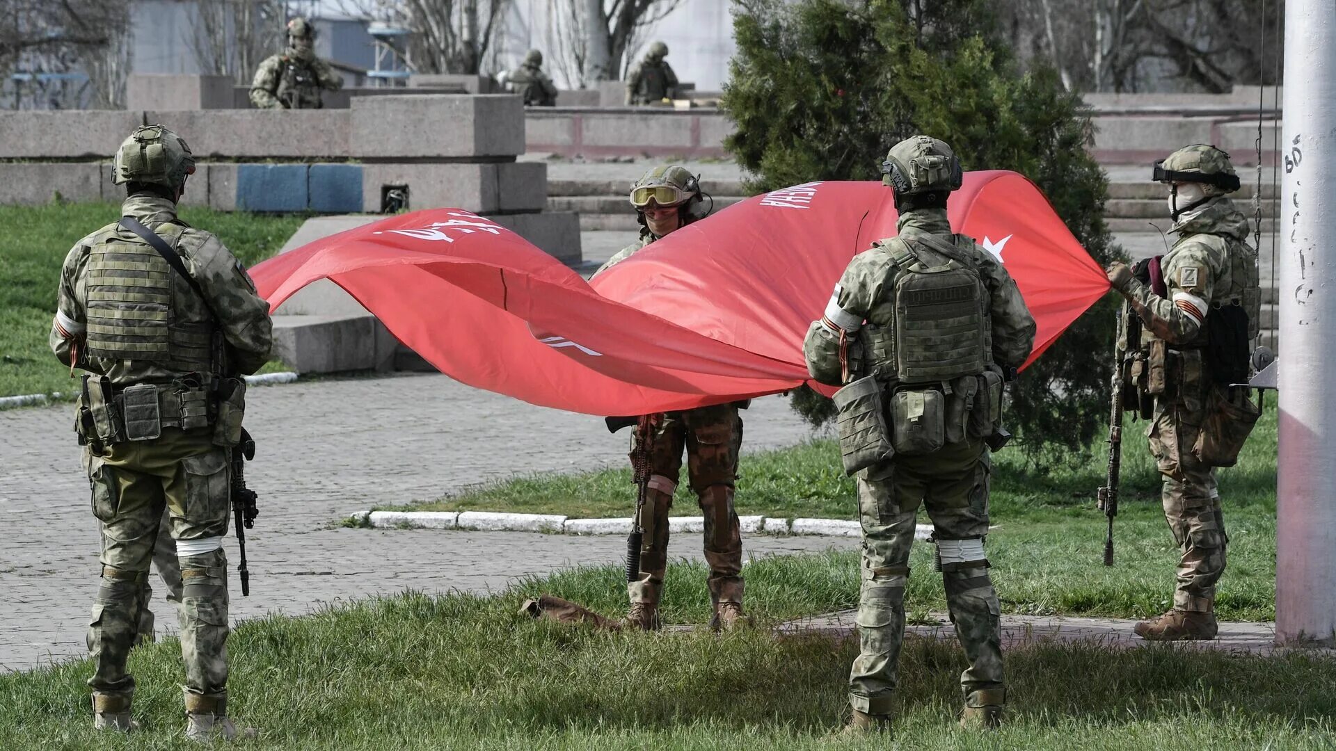 Кто поднял знамя над новгородом 20 января. Знамя Победы в Херсоне. Флаг Победы в Херсоне. Российские солдаты в Херсоне. Российские войска в Херсоне.