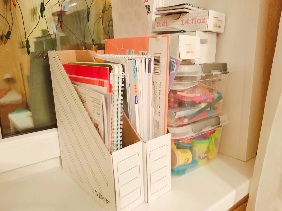 Органайзер для пакетов на кухню. Вертикальное хранение в комоде. Куда можно складывать. Хранение игрушек в детской в контейнерах. Куда можно складывать.