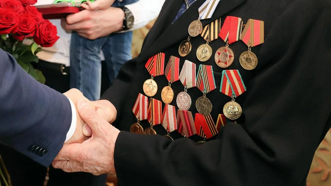 Ветеран с медалями. Ветераны с орденами. Медали ветеранов Великой Отечественной. Орден ветеран войны.