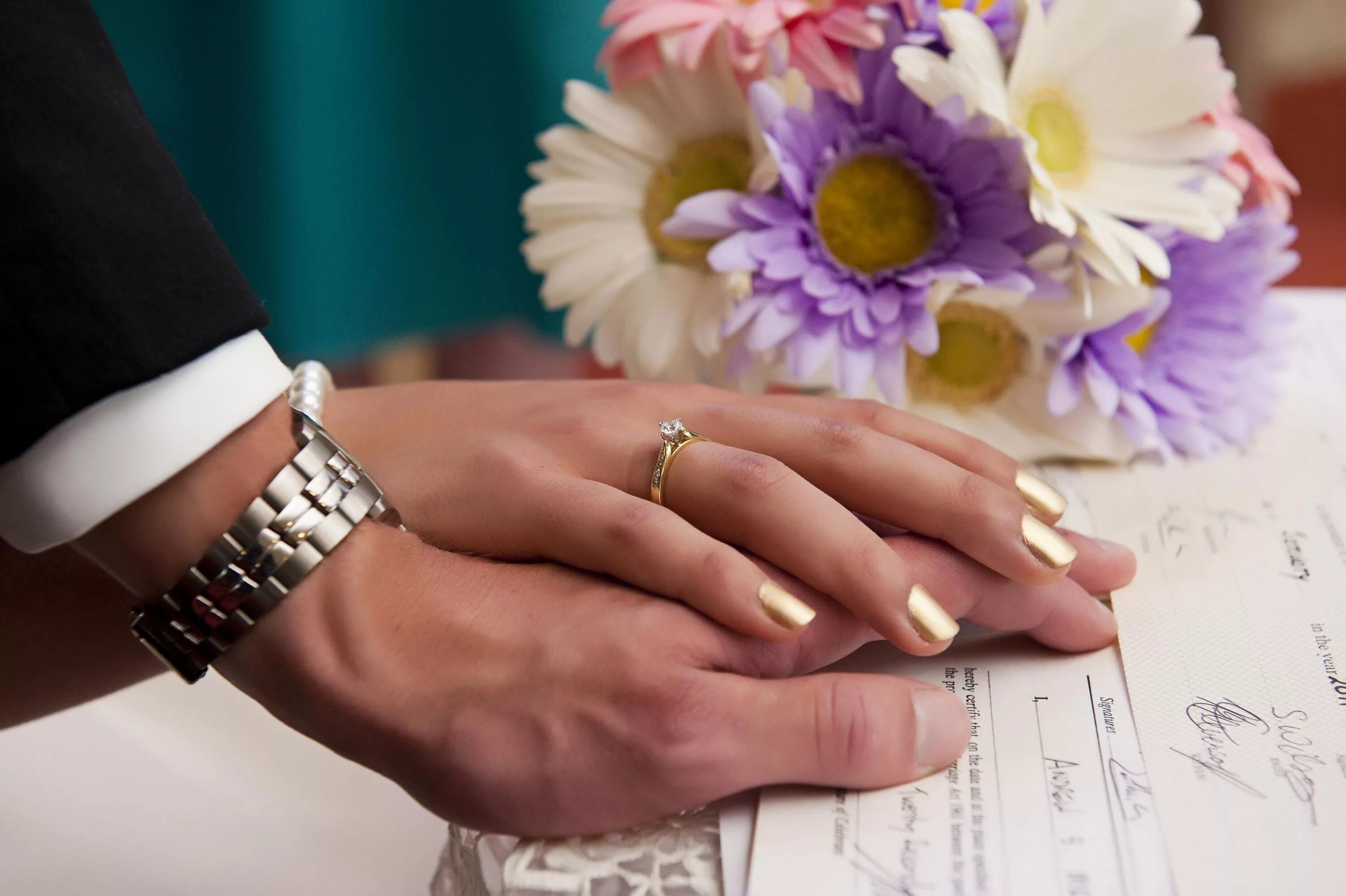 ЗАГС кольца. Свадебные кольца в ЗАГСЕ. Красивые ногти на регистрацию брака. Подписание брака.