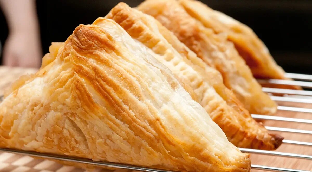 Puff Pastry хачапури. Слоеное тесто. Треугольники из слоеного теста. Изделия из бездрожжевого теста. Выпечка замороженного слоеного теста