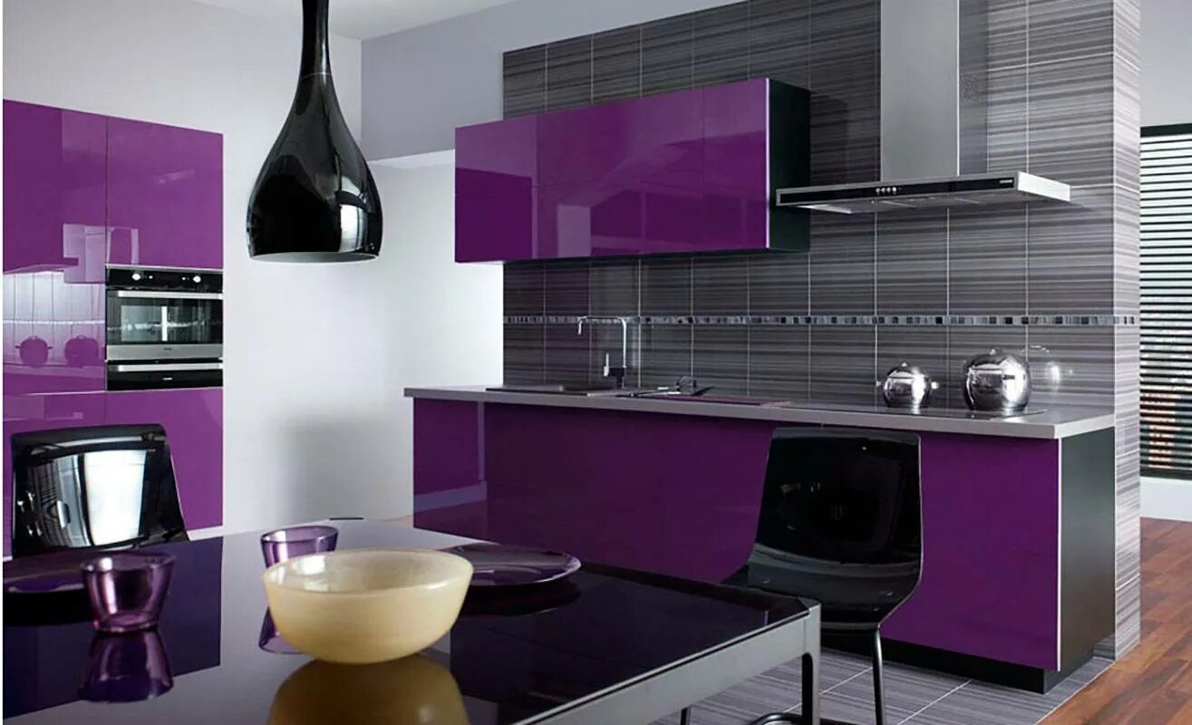 Какие цвета сочетаются на кухне. Кухни Алвик баклажан. Кухня в сиреневых тонах. Цветные кухни. Кухня в фиолетовых тонах.