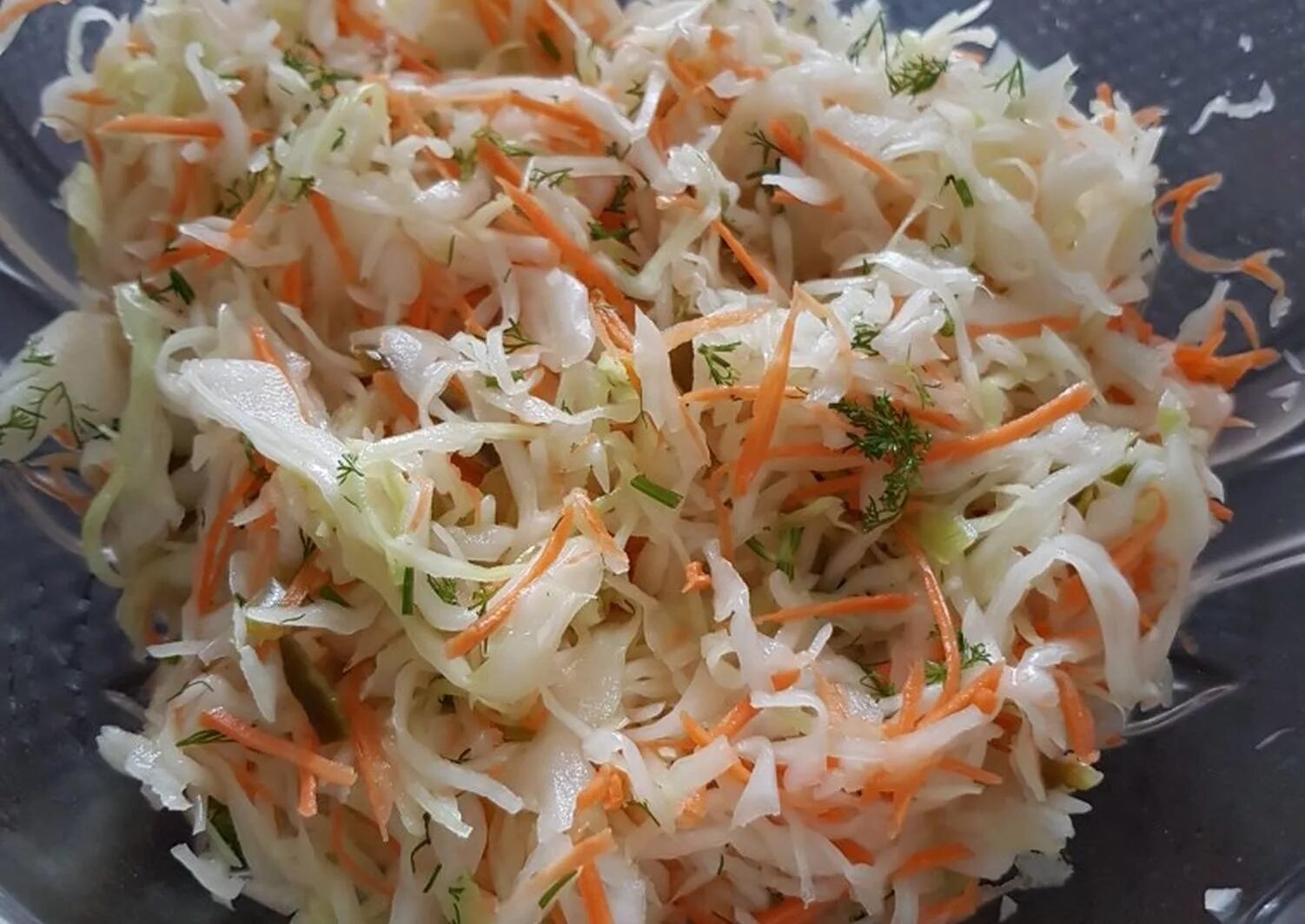 Витаминный (капуста, перец, огурец, морковь) 100г - 35р. Салат из квашеной капусты. Салат из белокочанной капусты. Салат с белокочанной капустой.