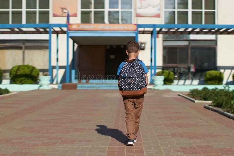 Мальчик приходит утром в школу. Мальчик идет в школу. Мальчик который ходит в школу. Мальчики идут с портфелями в школу. Пацан идет в школу.