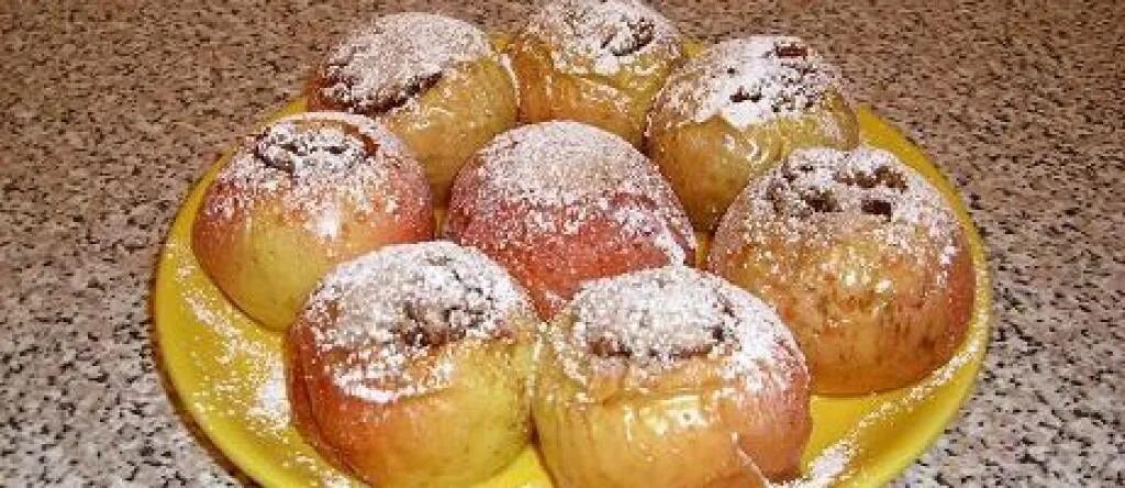 Печеные яблоки с тестом. Яблоки запеченные с творогом и изюмом. яблоки с медом и орехами в духовке. яблоки с медом и корицей в духовке. запечённые яблоки в духовке с мёдом.
