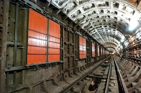 Двери станции метро