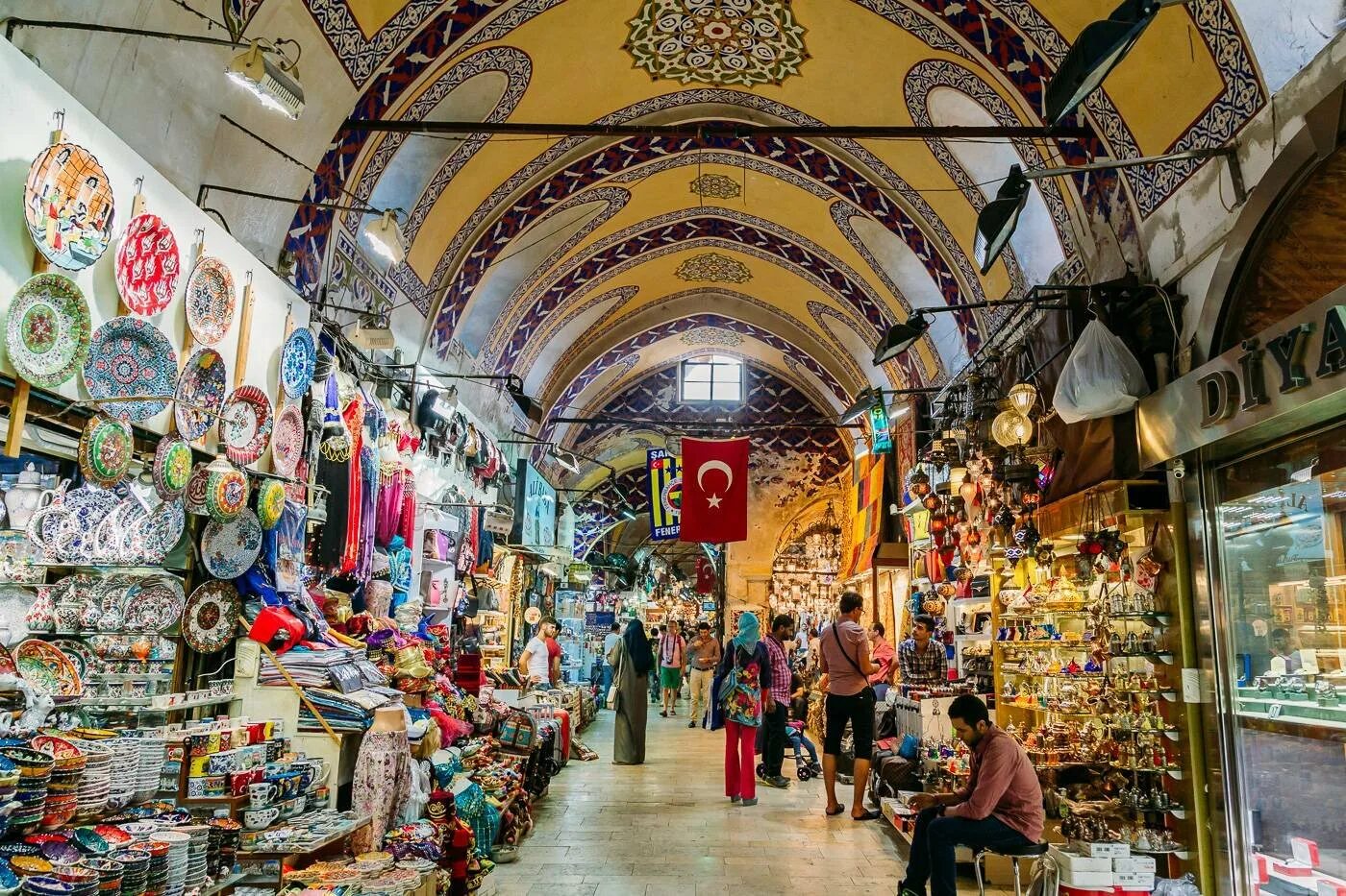 Стамбул где купить. Гранд базар Стамбул. Большой базар Гранд-базар Стамбул. Базар в Турции Стамбул. Рынок Капалы Чарши в Стамбуле.