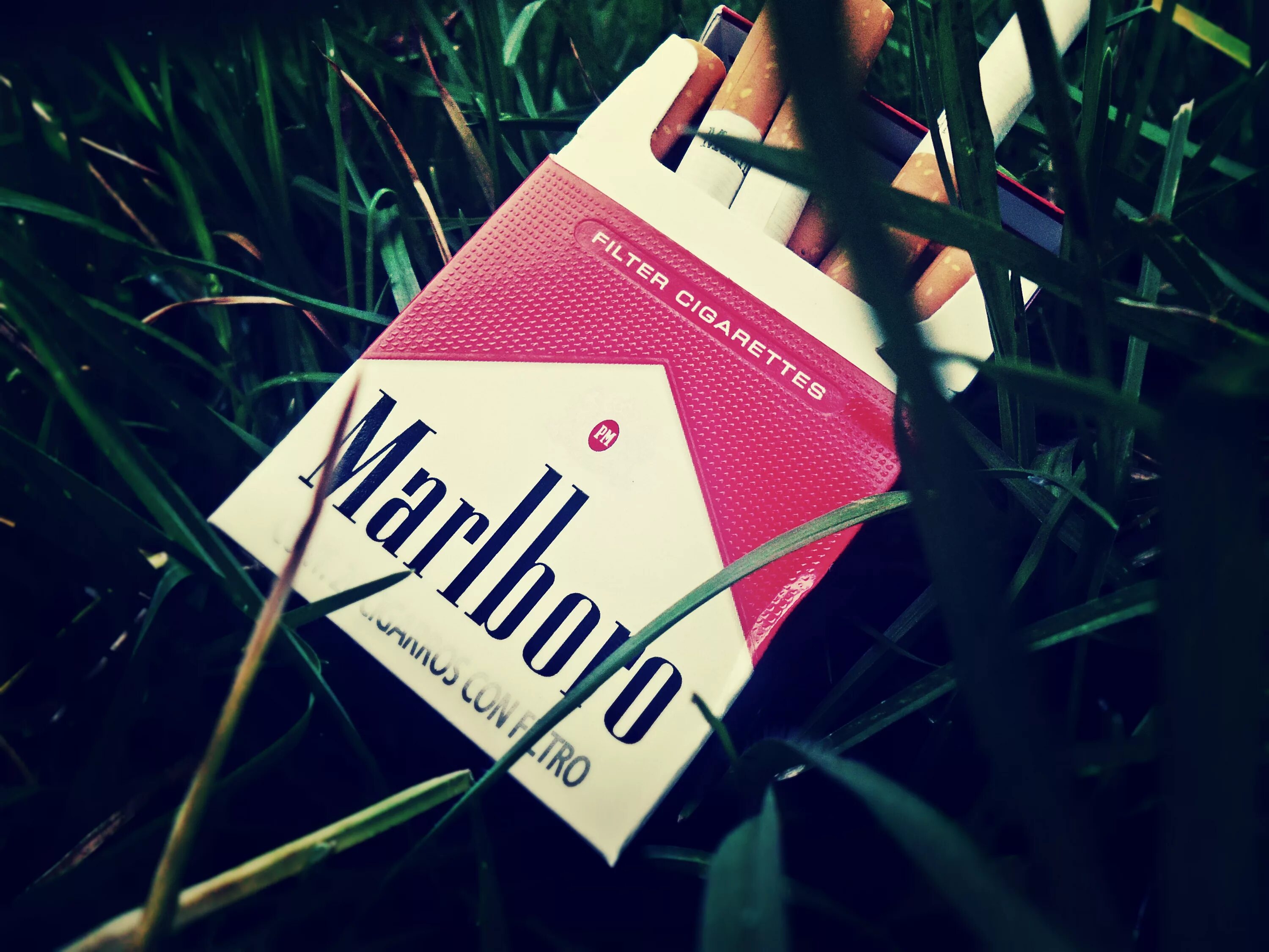 Пачка н. Пачка сигарет Мальборо. Сигареты Marlboro. Marlboro обои. Обои с сигаретами.