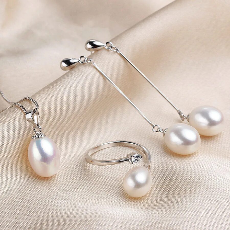 Украшения из жемчуга. Жемчужные украшения на свадьбу. Комплект из жемчуга. Ожерелье жемчуга версачи. Бусы из крупного жемчуга.