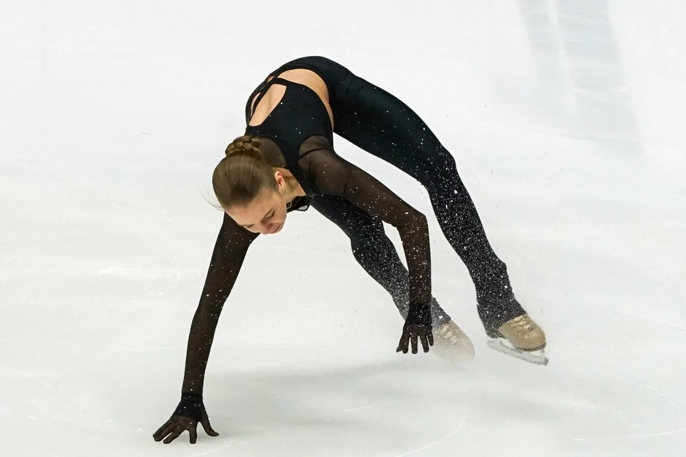 Саша трусова падение. Фигурист. Саша трусова чм 2021. Саша трусова фигуристка. Платье косторной на шоу плющенко.