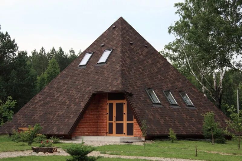 Пирамида дом. Треугольная крыша. Дом с треугольной крышей. Дом в виде пирамиды.