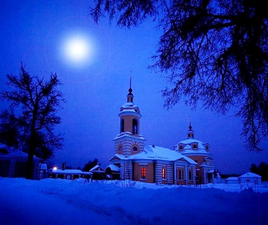 Добрый вечер с богом. Храм зимней ночью. Храм ночью зимой. Церковь ночью в деревне. Церковь зимней ночью.