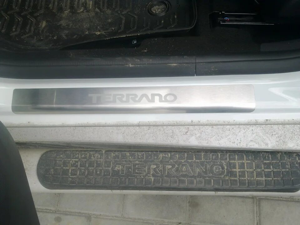 Накладка порога ниссан террано. Накладка порога на порог nissan terrano 2014> левая передняя артикул. Накладки на пороги террано. Пороги ниссан террано. Накладка порога ниссан террано 2014 артикул.