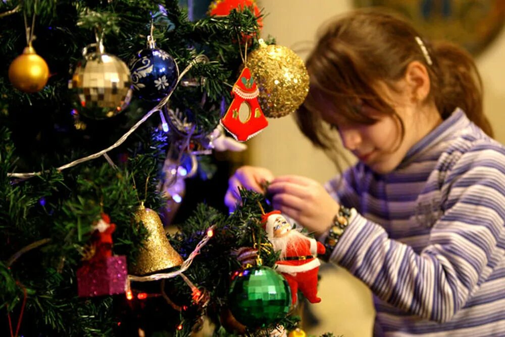 готовимся к новому году наряжаем елку. девушка возле елки. встречаем новый год. елка новогодняя украшенная. наряжаем елку.