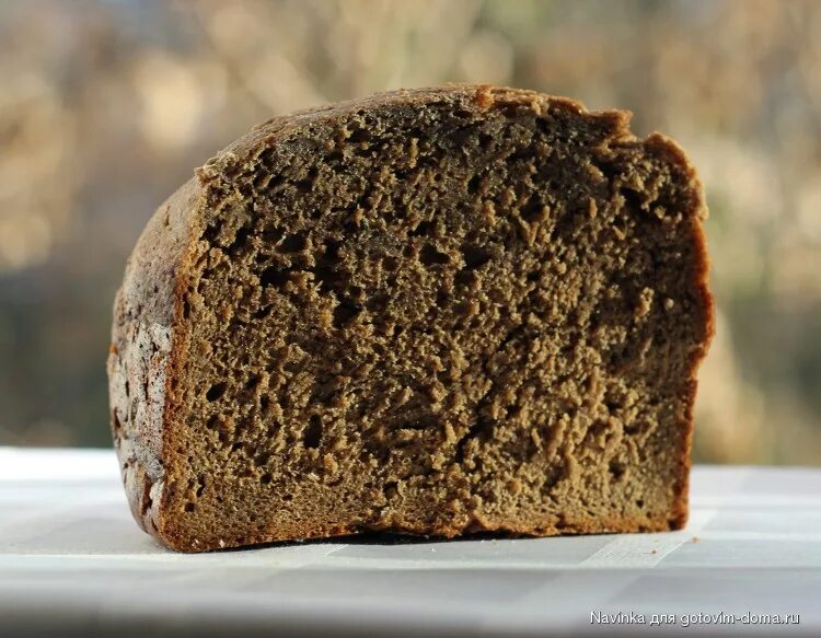 Кусочек сухого хлеба. Черствый хлеб. Черствый черный хлеб. Черствый кусок хлеба. Корка черного хлеба.