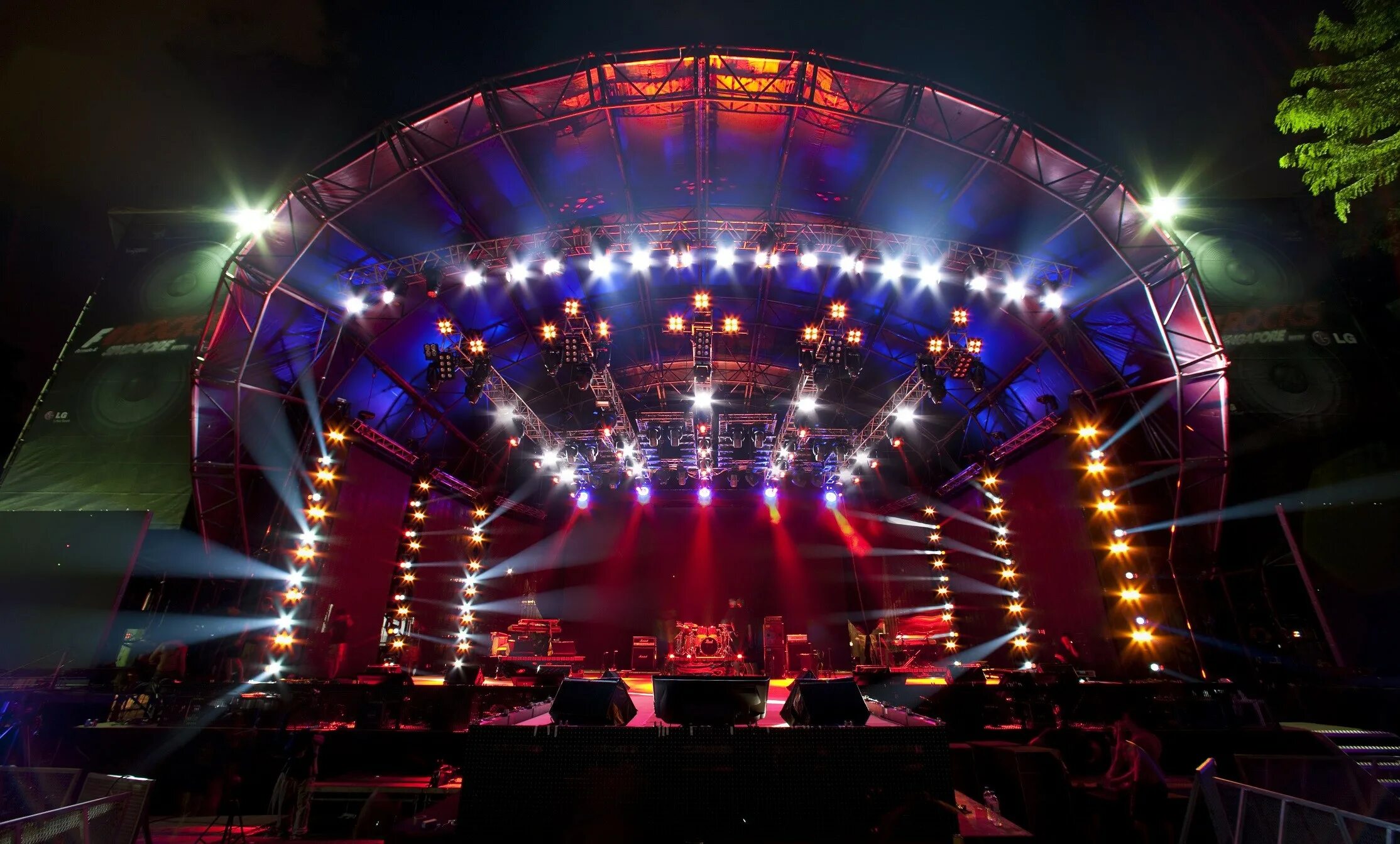 Выступление на сцене. Концертная площадка. Театральная сцена. Подобие сцены. Выступление на сцене.