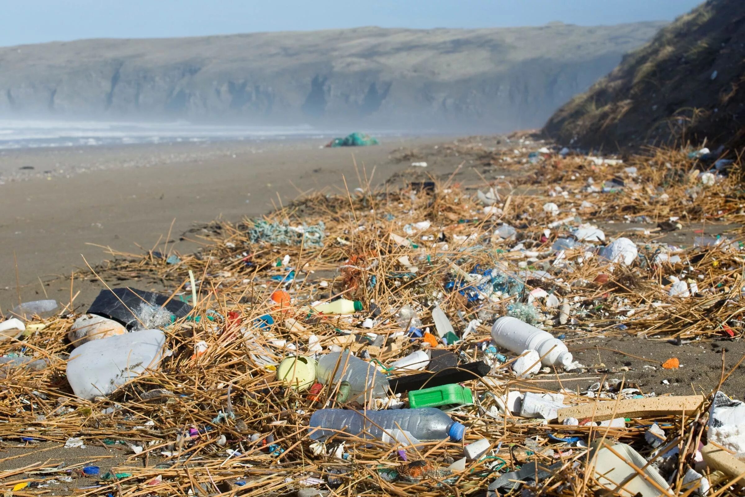 Загрязнение мусором окружающей. Человек загрязняет природу. Пластик в окружающей среде. Загрязненный пластик. Загрязнение природы мусором.