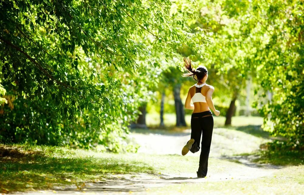 Фотографии Утренняя пробежка в парке. Девушка бежит тяжело.