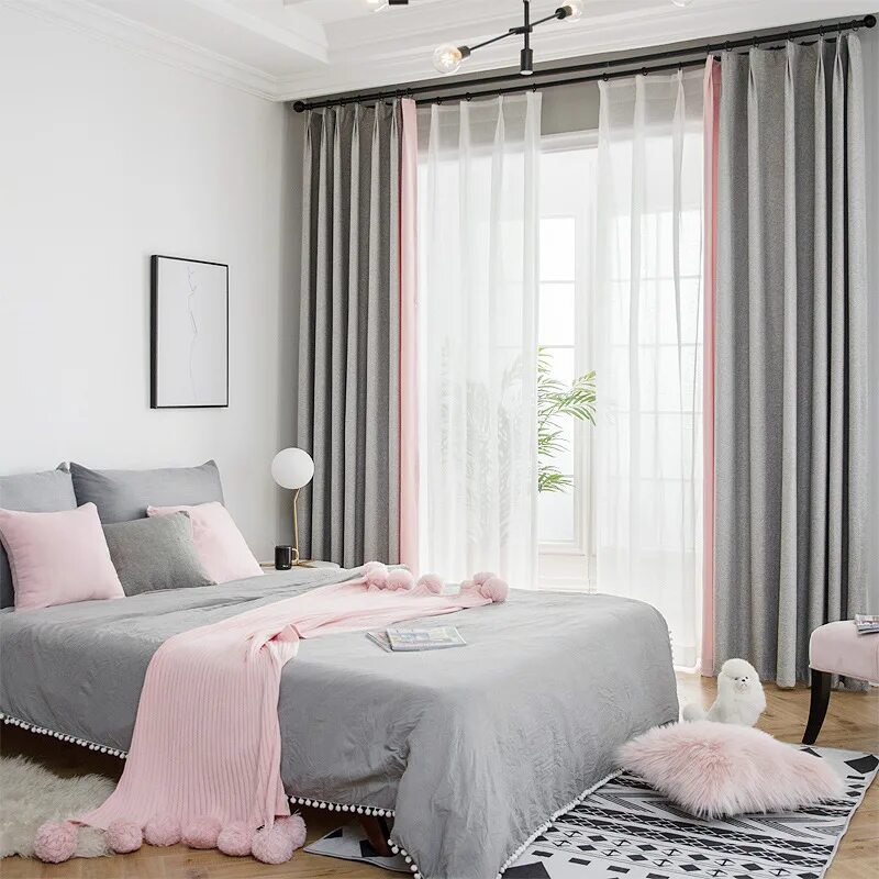 Шторы серо розовые. Пудровые шторы в спальню. Шторы серо розовые в спальню. Серая спальня с розовыми шторами.