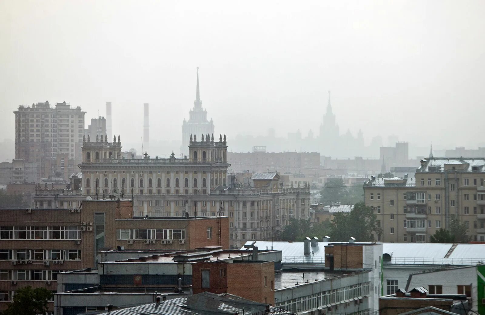 Пасмурный город. Пасмурная Москва. Пасмурный день в Москве. Панорама пасмурного города.