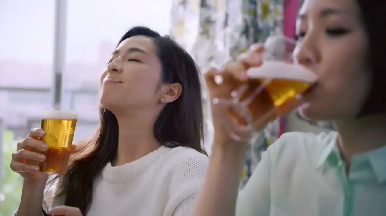 Сантори пиво. Asian Drinks Beer. Japanese girl Beer. Japanese girl with Beer.