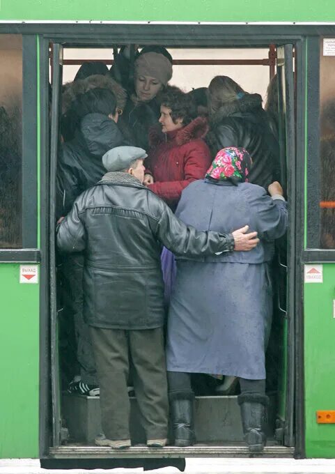 Лезет в автобусе. Бабки в автобусе. бабушка на остановке. бабки в маршрутке. люди заходят в автобус.