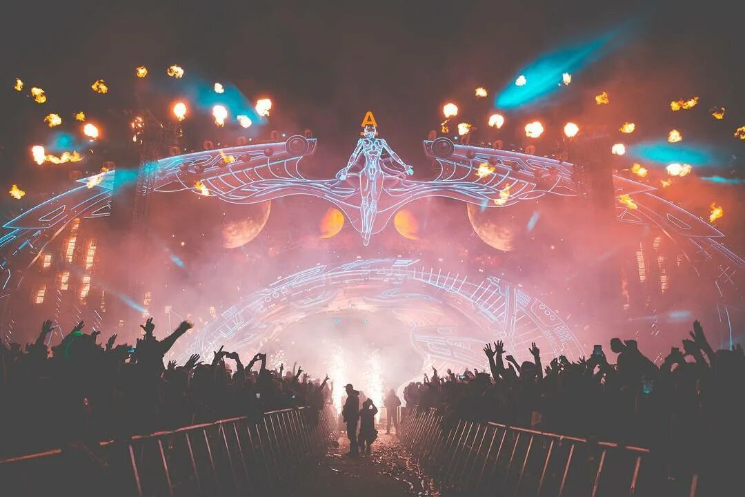 альфа фьюче пипл 2018. сцена альфа фьюче пипл 2018. фестиваль афп нижний новгород. фьюче фон нижний новгород. сцена альфа фьюче пипл.