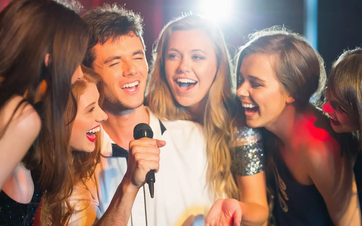 Сегодня петь можно только. Девушка поет. Девушка с микрофоном. Девушка поет. Человек поет.