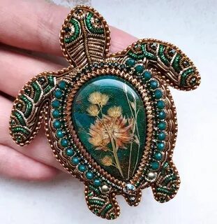 Броши из камней и бисера