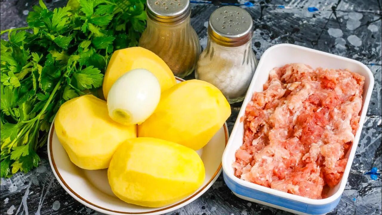 Котлеты с картошкой и фаршем. Можно ли добавлять в фарш картошку. Можно ли добавлять в фарш картошку. Ужин из картошки и фарша. Можно ли добавлять в фарш картошку.