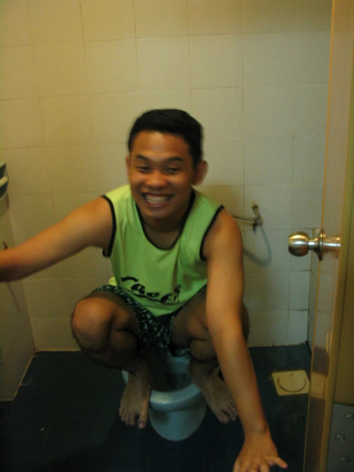 Bocil di wc