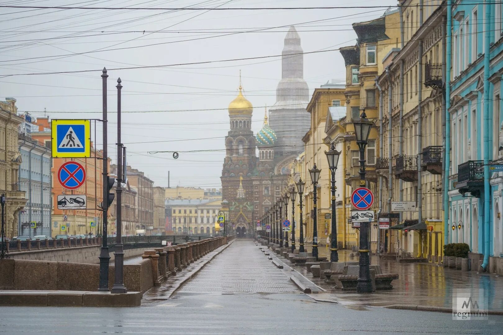 Время в петербурге. Невский проспект набережная канала грибоедова. невский проспект канал грибоедова питер. петербург карантин невский. время в санкт-петербурге.