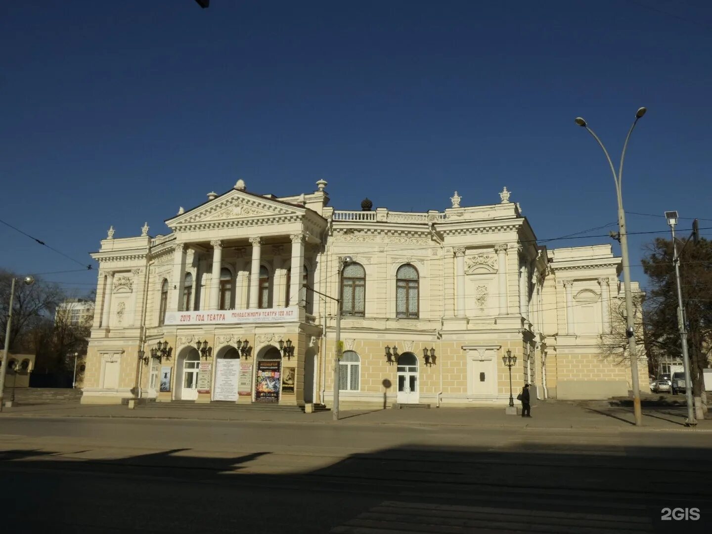 Сколько театров в ростове