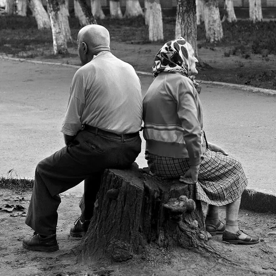 Одиночество пожилых. Одинокие бабушки и дедушки. Старик сидит. Старость в одиночестве.