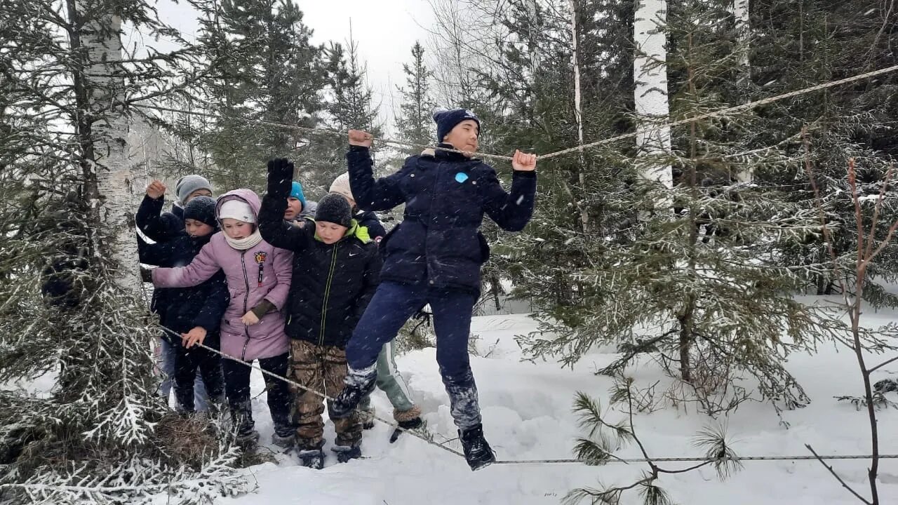 Зарница медицина. Зимние игры Зарница. Зарница для детей на свежем воздухе зимой. Зарница для дошкольников на улице зимой. Зимняя Зарница военно-патриотическая игра для школьников.