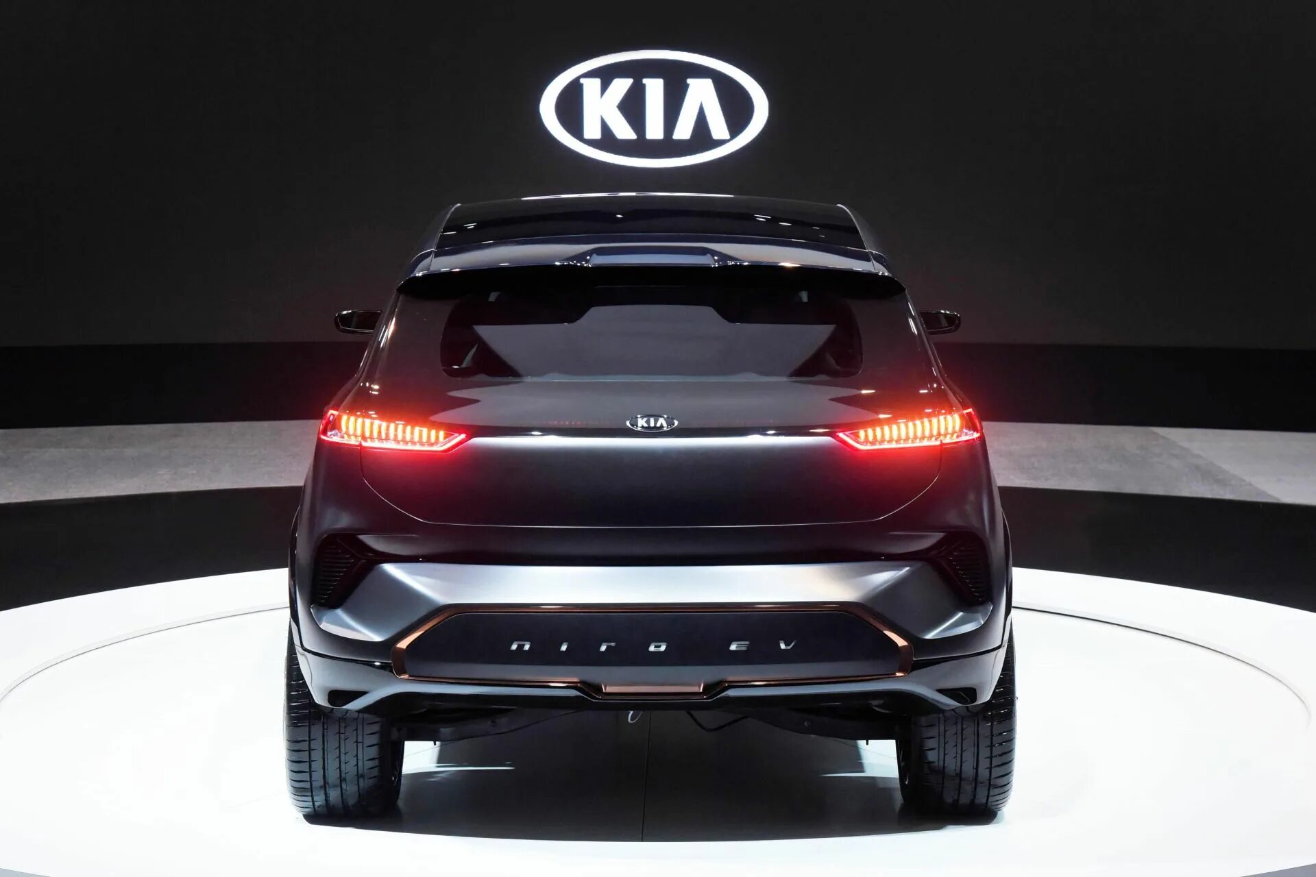 Кия электро. Kia Niro ev 2019. Kia Niro 2018. Электромобиль Kia Niro ev. Киа Ниро электрический.