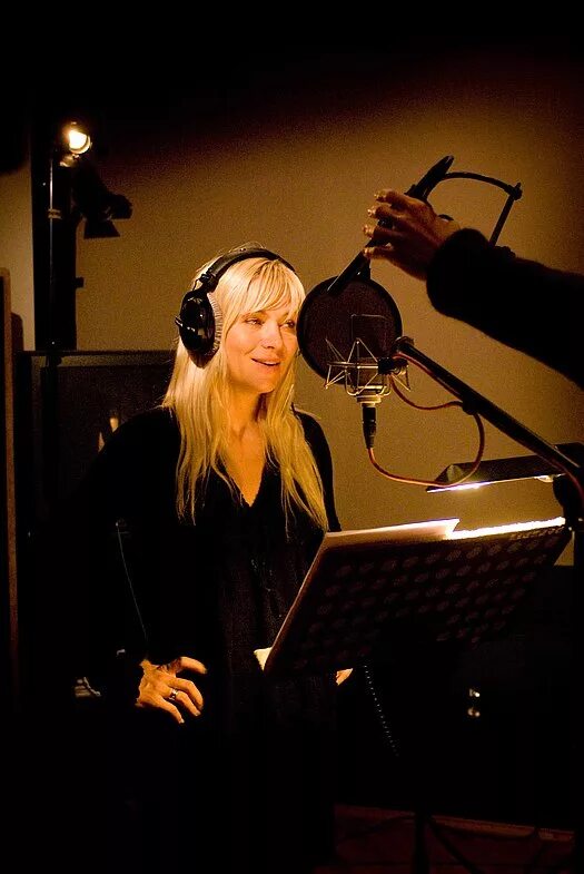 певица с микрофоном. девушка поет в микрофон. занятия по вокалу. человек поет. женщина, которая поет.