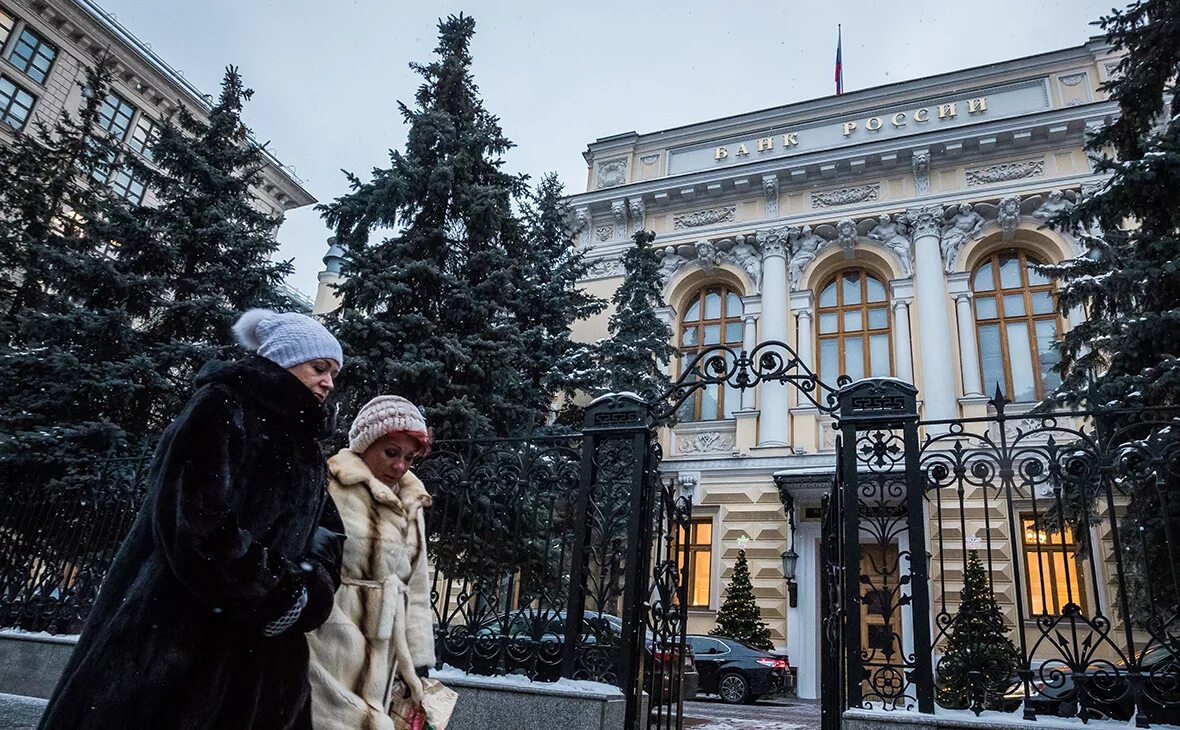 Центральный банк России новогодний. Знаменитые ели возле Центробанка РФ. Данилов ЦБ. ЦБ ужесточил ограничения по потребительскому.