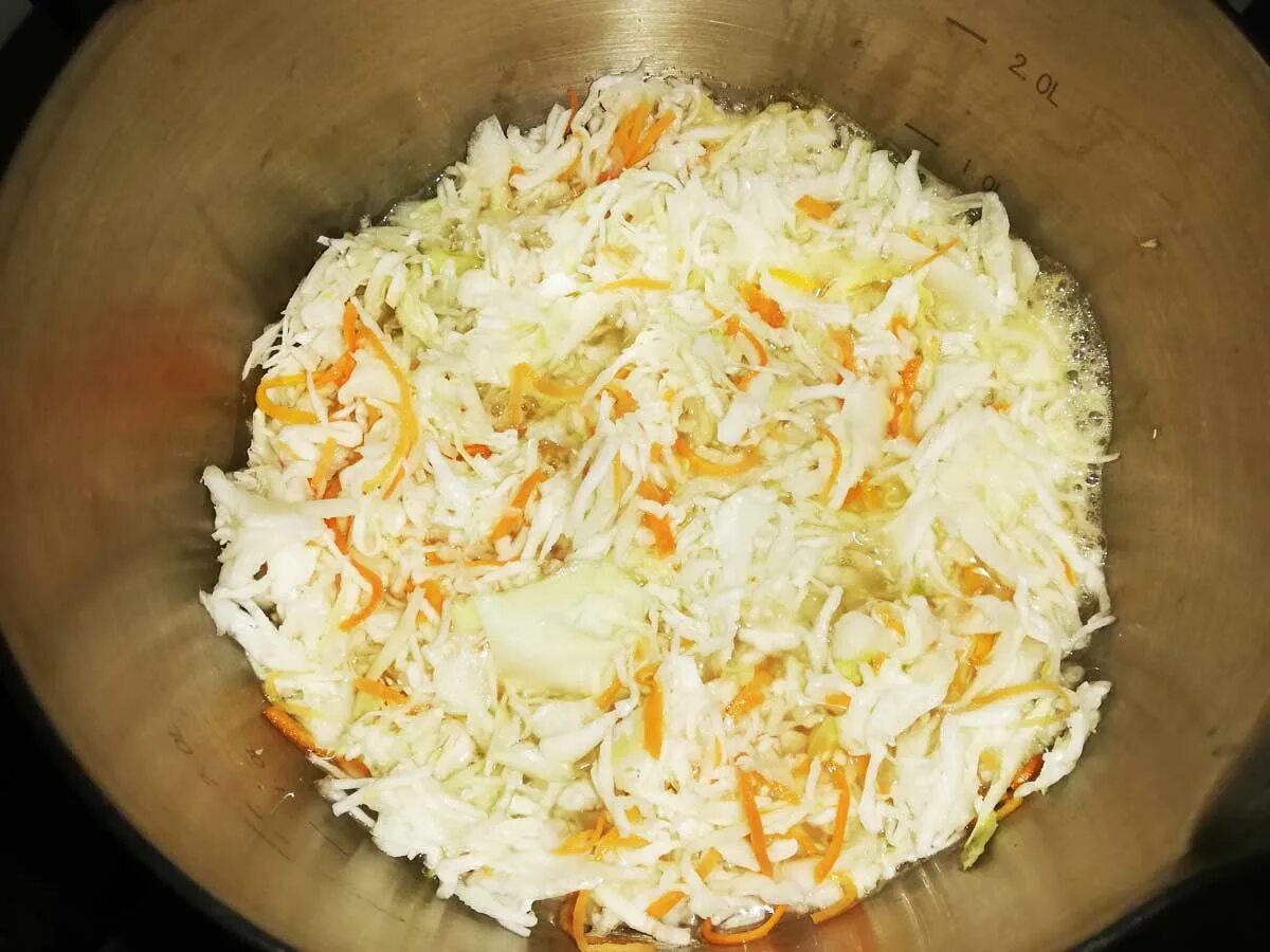 Готовим бигус из свежей капусты с мясом. Бигус с квашеной капустой. блюдо бигус из квашеной капусты. бигус из свежей капусты с мясом. бигус из свежей капусты.