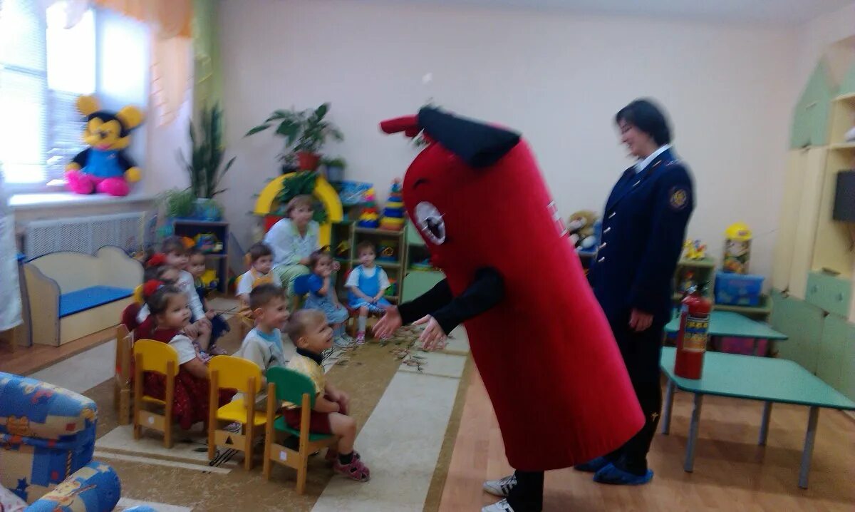 огнетушитель своими руками для детского сада. день огнетушителя. день огнетушителя в детском саду в младшей. день огнетушителя в детском саду в младшей. огнетушитель для детей в детском саду.