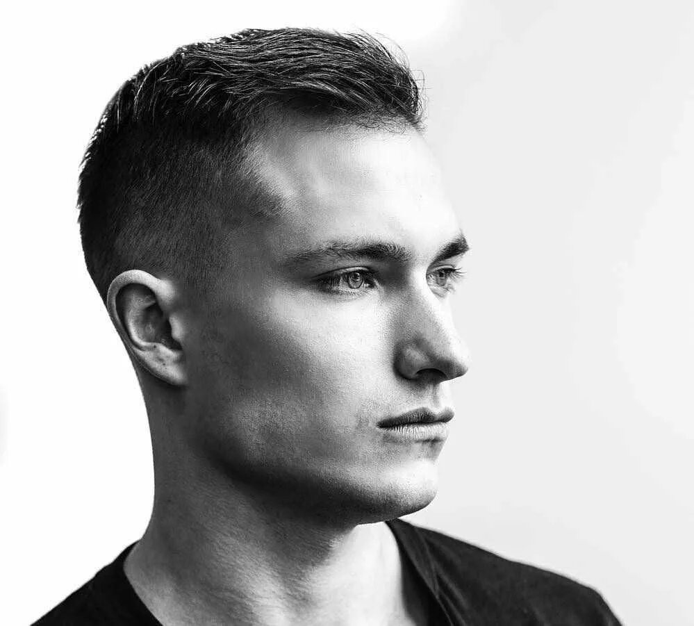 Фейд полубокс. Стрижка под полубокс мужская с челкой. «андеркат», «полубокс», «канадка». Стрижка фейд полубокс. Короткий полубокс с челкой.